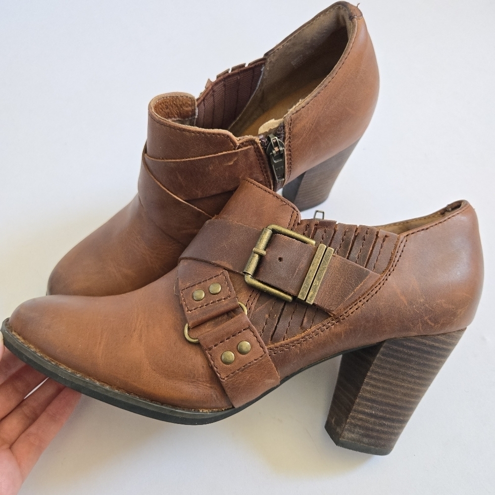 Clarks Indigo Brown Leather Side Zip heeled Booties sz 8